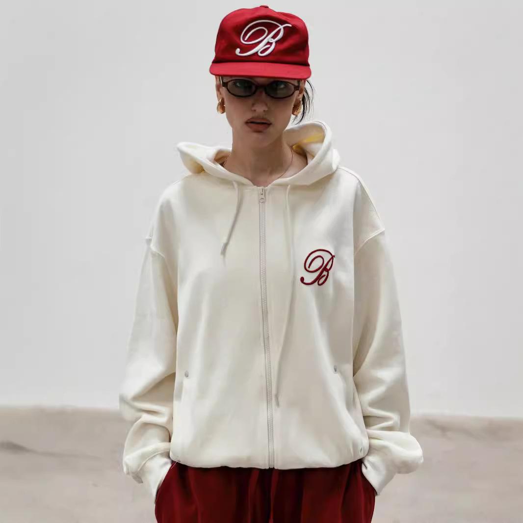 

Женское свободное худи на молнии с кремовой вышивкой букв M