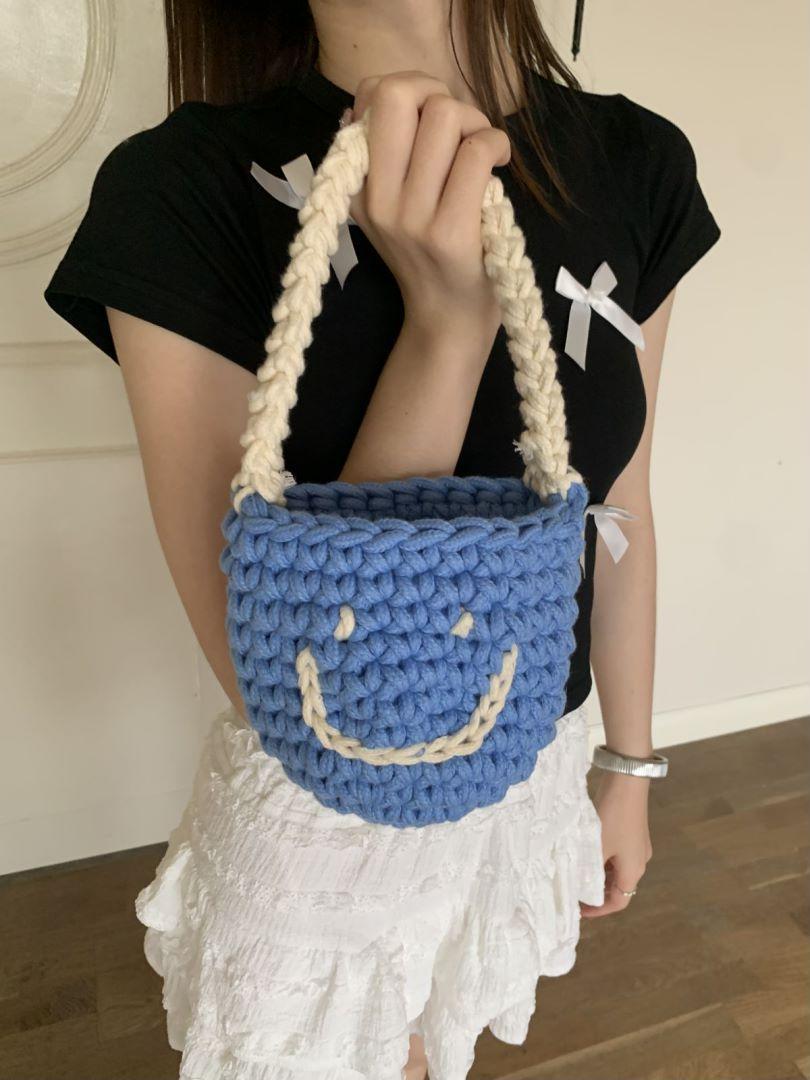 

Літній новий смайлик, в’язаний гачком, чистий дизайн ручної роботи, багатоколірне відерце, готовий пакет небо синє кольору