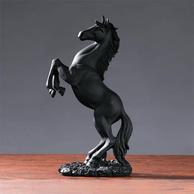 Elegante Siegespferdestatue, realistische Pferdeskulptur aus Kunstharz, stehende Pferdefigur im europäischen Stil