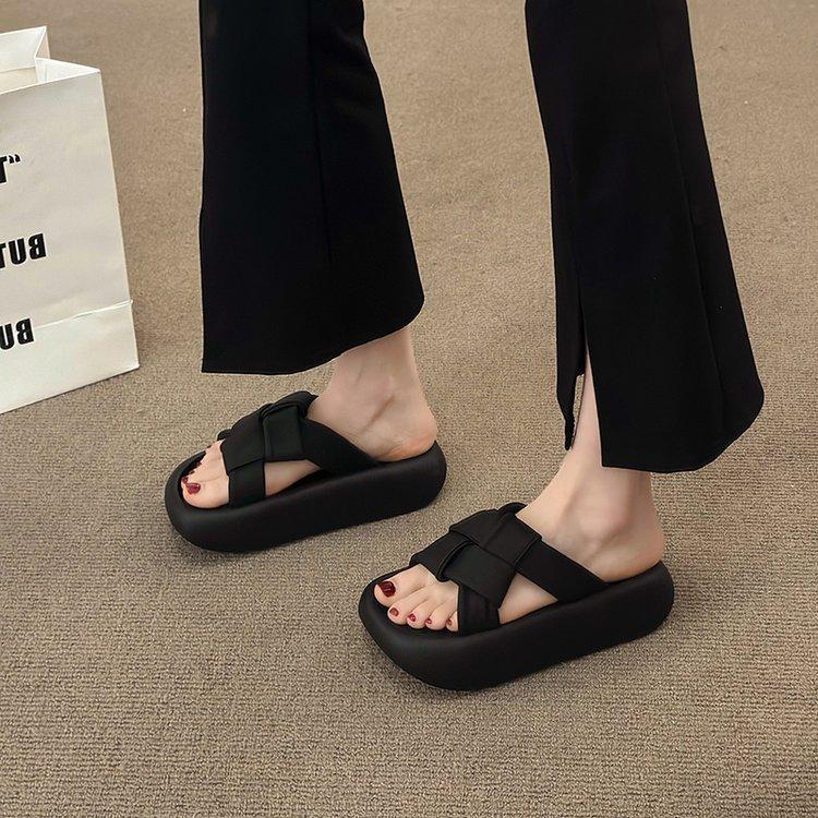 Beautiful thick-soled cool slippers with skirts, women's summer wear fashion and advanced sense 2025 new French beach shoes