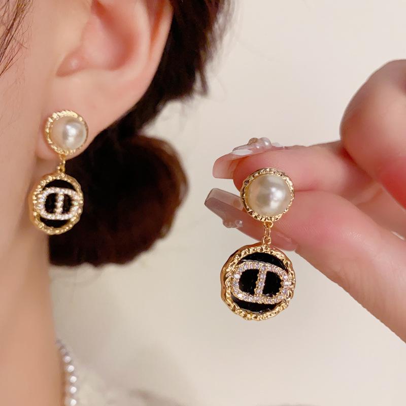 Exquisite Geometric Flower Diamond Stud Earrings - Light Luxury Fashion Style