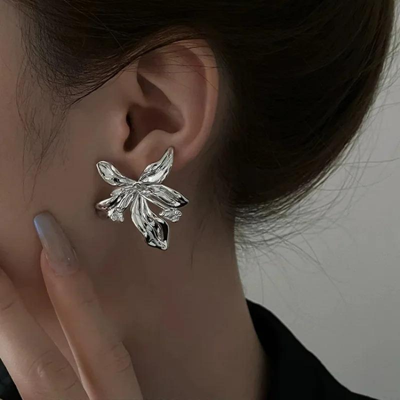 Modische Zirkon Silberfarbene Blume Unregelmäßige Ohrringe für Damen Exquisite Eingelegte Steckerohrringe Übertriebene Schmuckaccessoires