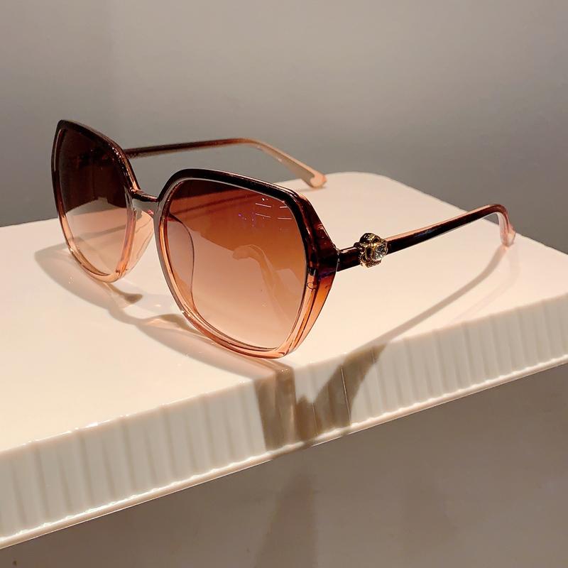 Stylish Design Gradient Shades Fashion Square Women's Sun Glasses Oversize Decoration Sunglasses for Travelling Driving