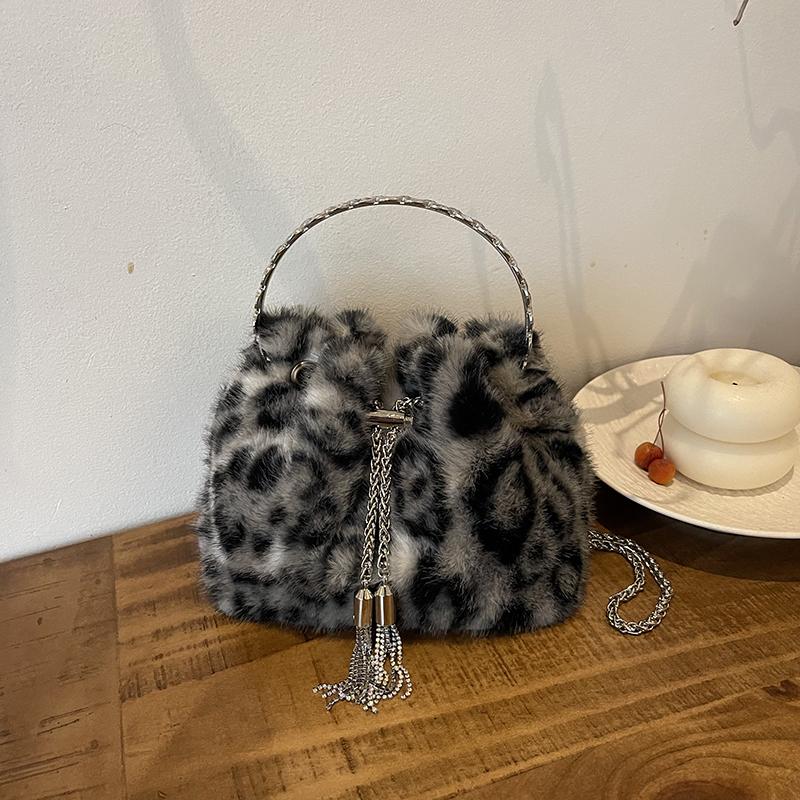 Mode Nischendesign Damen Umhängetasche mit großer Kapazität Neue Kettenhand-Falt-Pelztasche Leichte Luxus Vielseitige Handtaschen