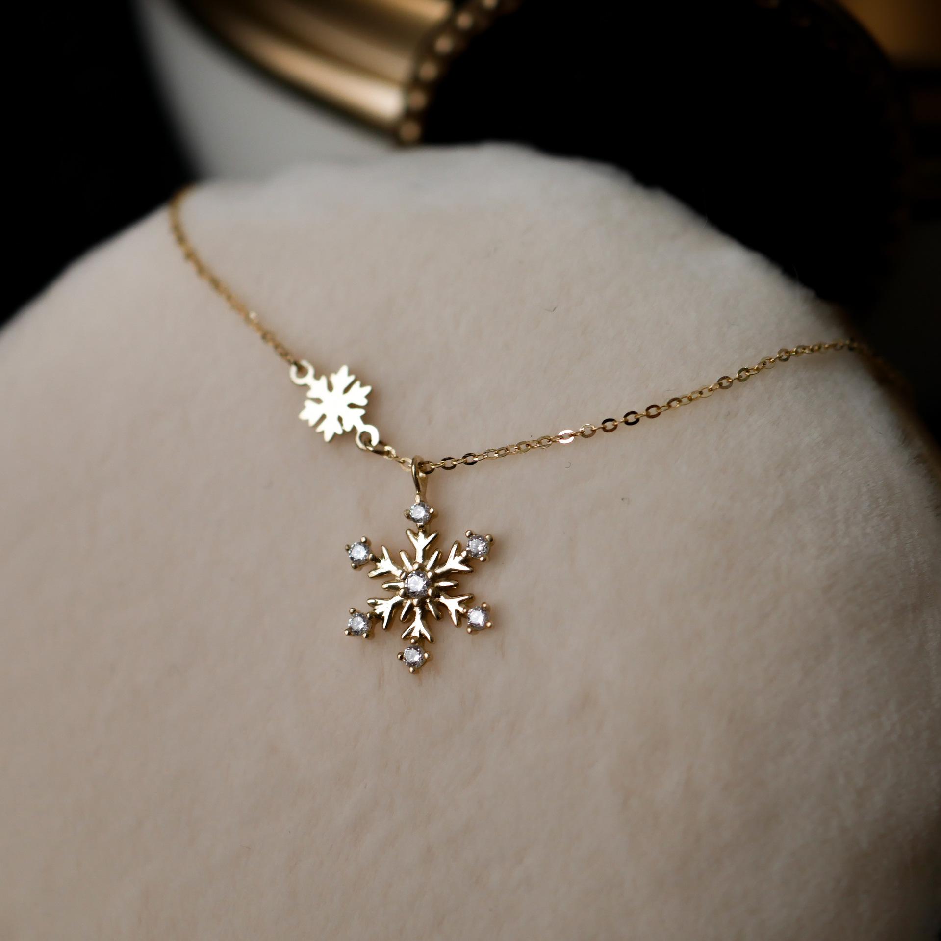 

Versatile Snowflake Zircon Pendant Necklace: Gold-Plated S925 Sterling Silver with Creative Design for Women 925 Silver