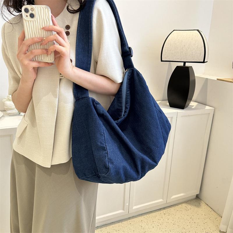 Large capacity niche bag women's leisure commuter messenger bag summer new fashion simple tote bag women's bag