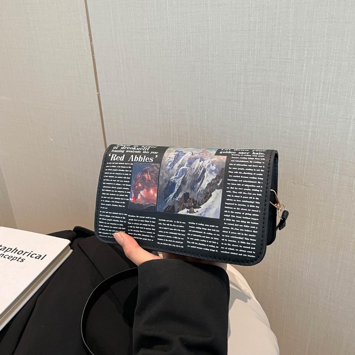 

Персонализированная сумка-газета 2025 новая корейская версия модный принт тренд женская большая вместимость косая маленькая квадратная сумка чёрный