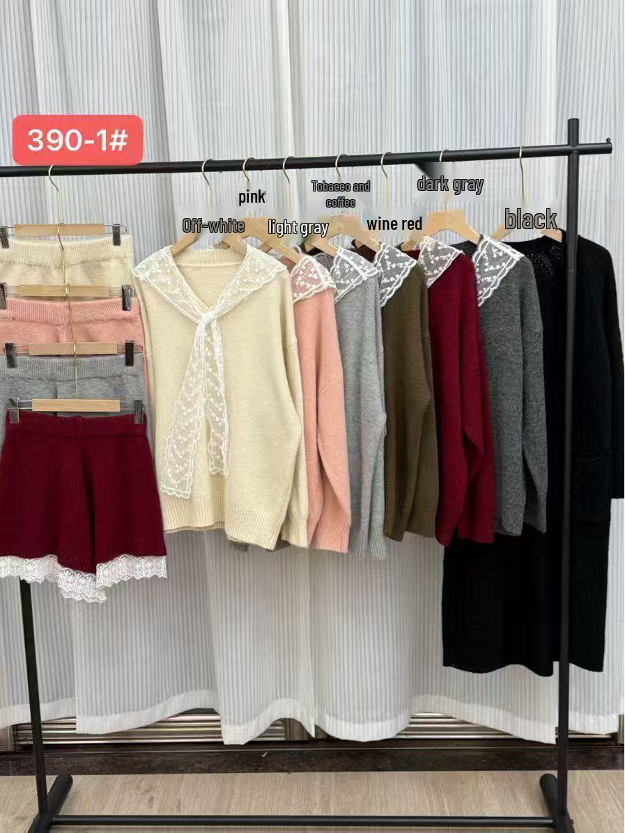 

Женский осенне-зимний вязаный комплект свитером с V-образным вырезом и шортами с кружевной отделкой One Size темно-серого