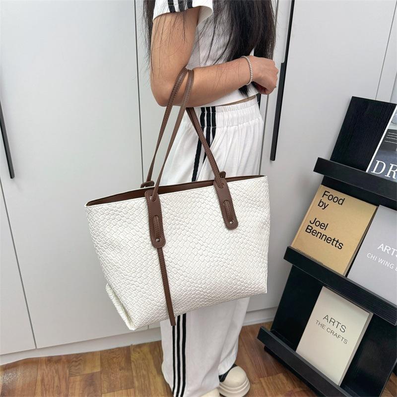 Large capacity woven bag women's new autumn and winter retro versatile shoulder underarm bag portable tote bag
