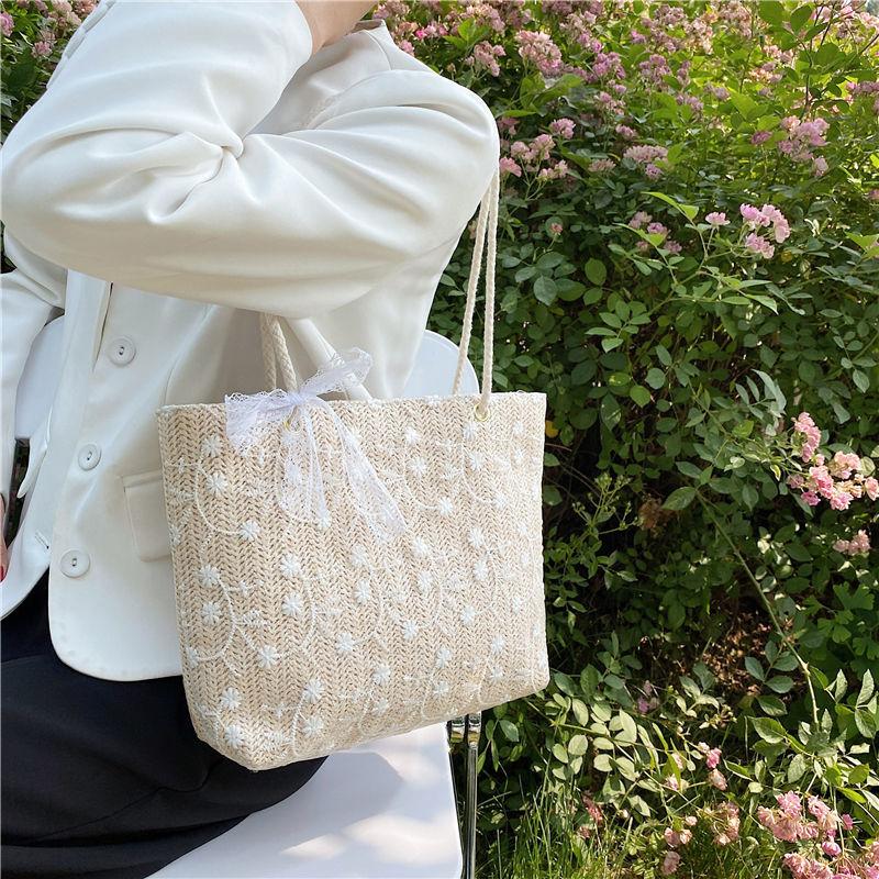 Summer Fresh Lace Large Capacity Tote Bag Women's Straw Weaving Western Style One Shoulder Underarm Beach Bag