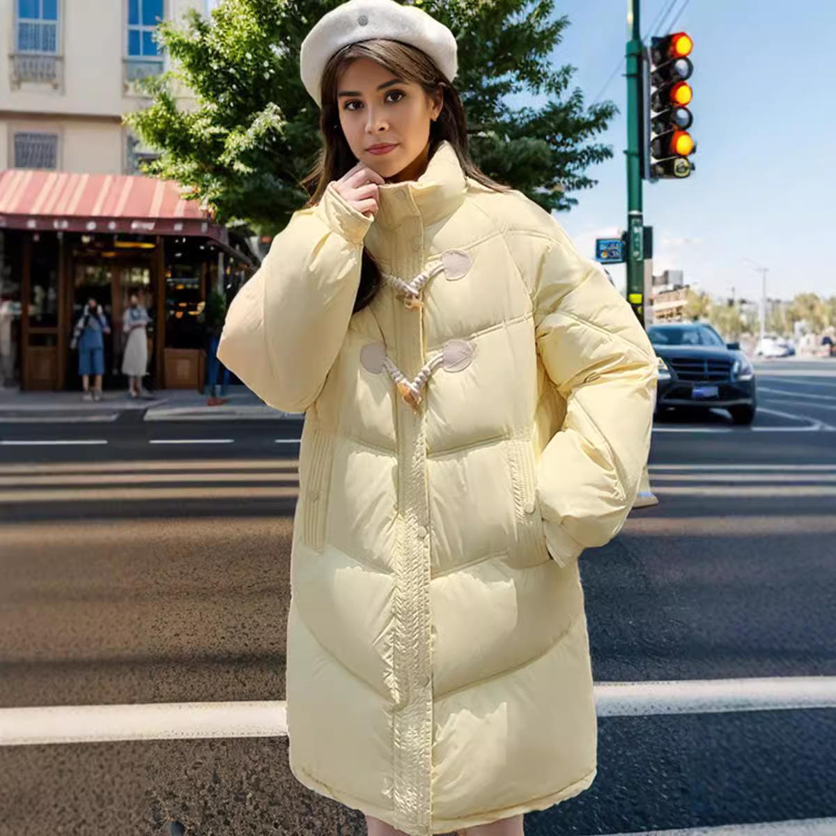 Зимняя женская длинная куртка 2024 года с капюшоном — фото 6