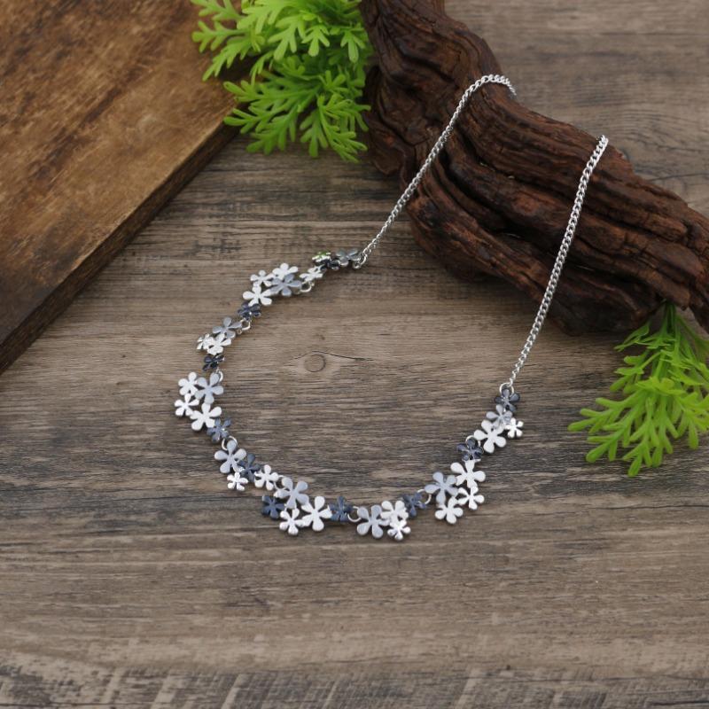New Enamel Color Geometric Flower Necklace Women's Fashion Simple Color Painting Oil Small Petal Versatile Necklace