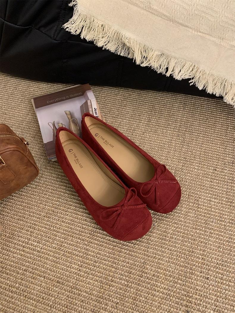 

Shallow single shoes women s 2025 spring and autumn French retro Doudou shoes women s flat red grandma shoes gentle fairy ladyshoes 35