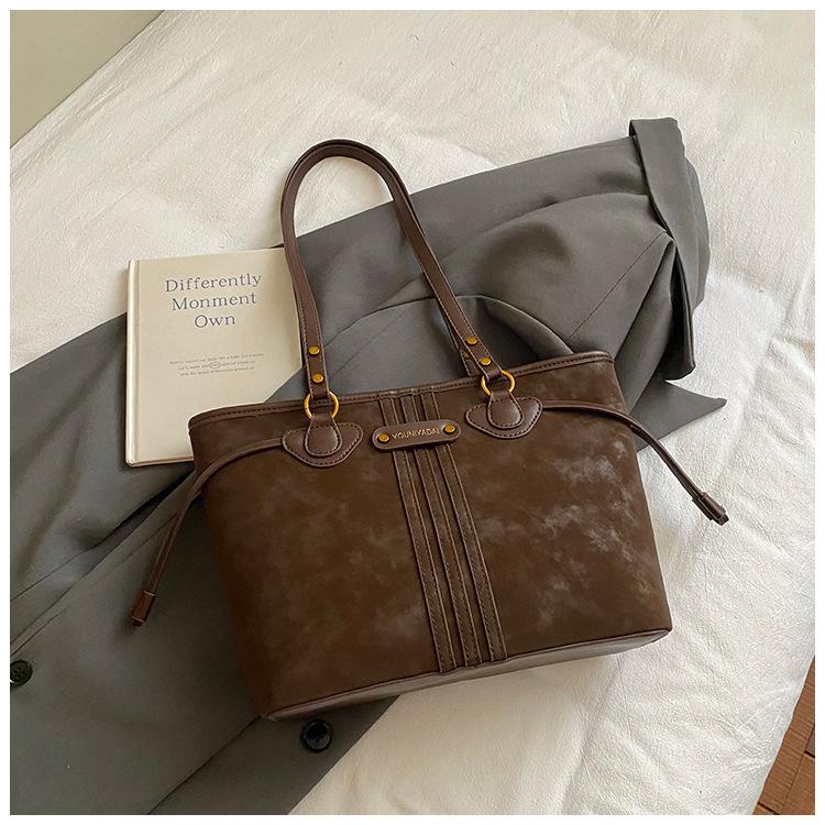 

American retro high-value underarm bag women, large-capacity commuting, daily college style tote bag women