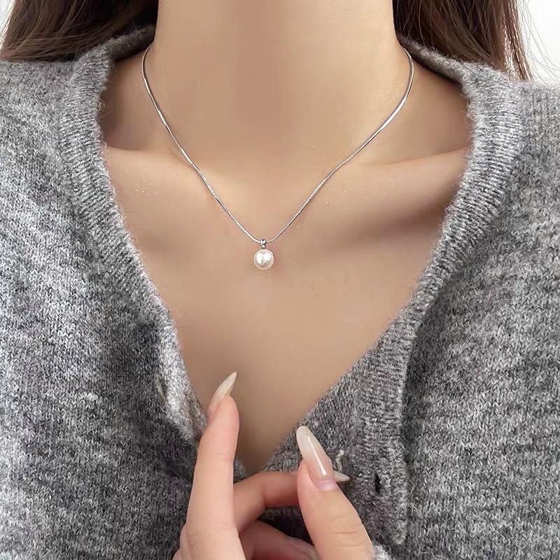 Jednoduchý temperamentný náhrdelník z titánovej ocele s perlami pre ženy - Luxusná retiazka na sveter 2023, retiazka na kľúčnu kosť, choker.