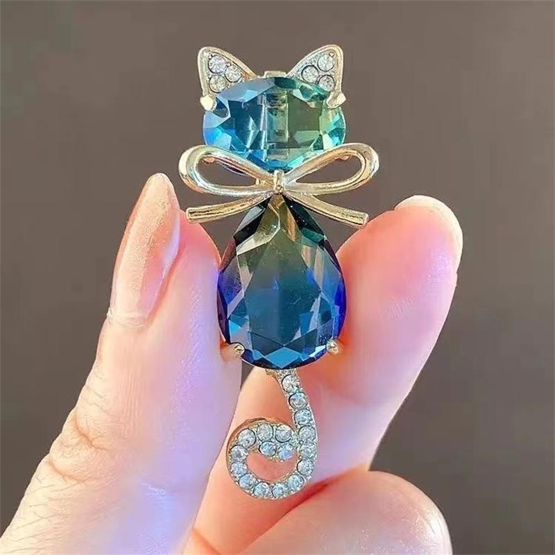 Korean Style Pearl Brooch: Versatile Floral Diamond Pin for Women's Coats