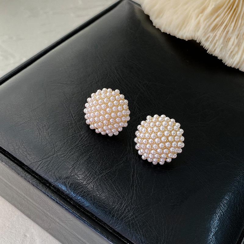 

Элегантные корейские квадратные серьги-пусеты с жемчугом - Коллекция Осень/Зима 2023