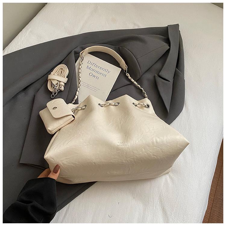 

Niche designer bag women s 2025 new retro large-capacity shoulder messenger bag fashion drawstring shoulder bag tide