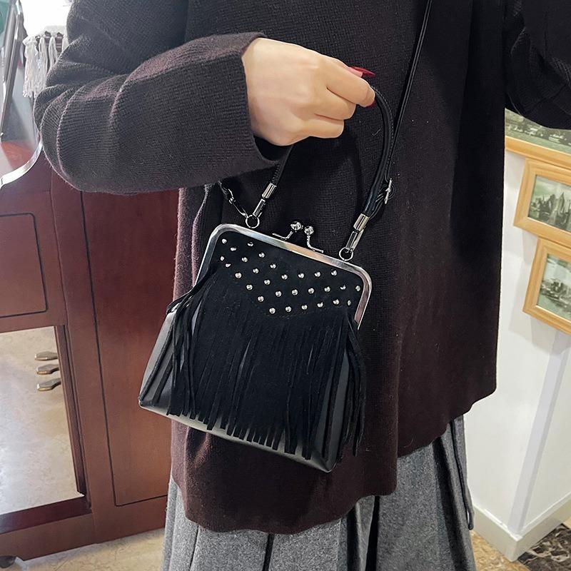 Fashion women's bags, messenger bags, retro fringed shoulder new versatile largecapacity women's portable clip bags