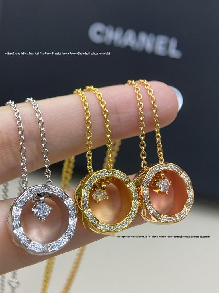 Sada náhrdelníků s přívěsky Měsíc a Fazole z 18k zlata s chokerem s diamantovým vzorem