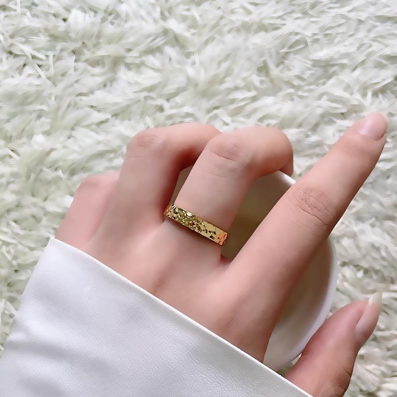 Simple crushed ice titanium steel ring - fade-resistant 8k gold water ripple hand-hammered texture
