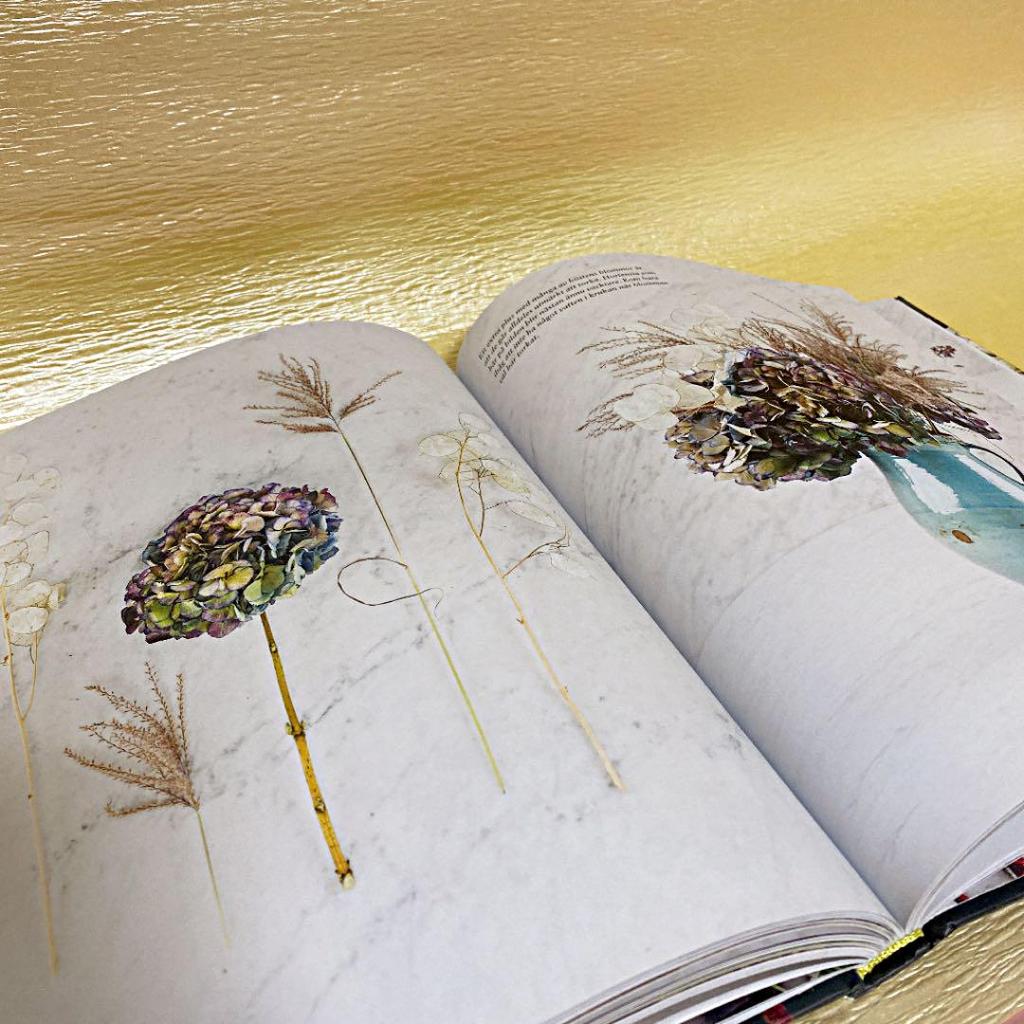 [USED] A set of three flower arrangement books purchased in Sweden
