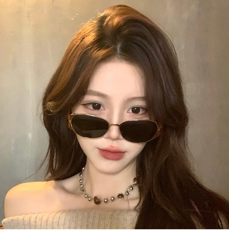 2PCS  Girl Retro Cat Eye Sunglasses Women High-end Metal Travel Sunglasses Square Face Makes Her Look Thin