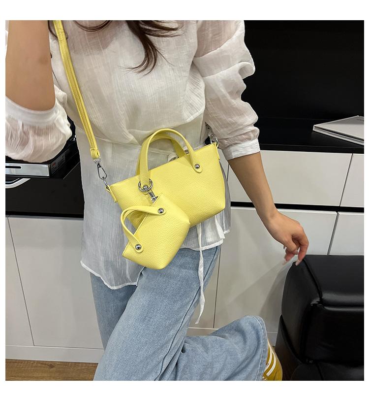 2025 new summer small bag women's versatile shoulder messenger bag popular this year Korean version portable tote bag