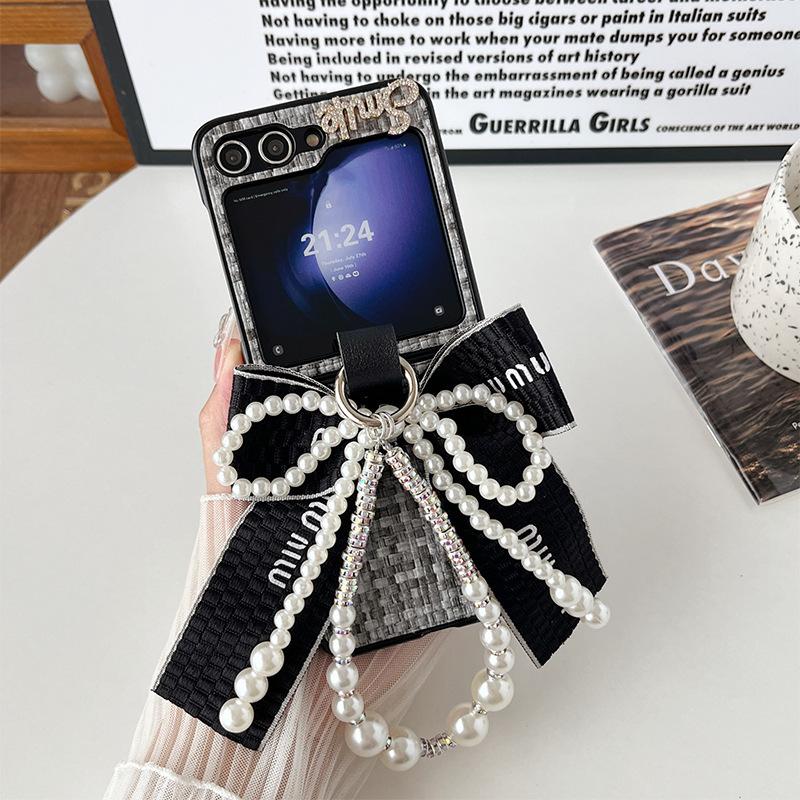 

Pearl Hand Chain Mobile Phone Case for Samsung Zflip5 Bow W24flip Leather Hard Shell Rhinestone Letters For Samsung ZFlip3