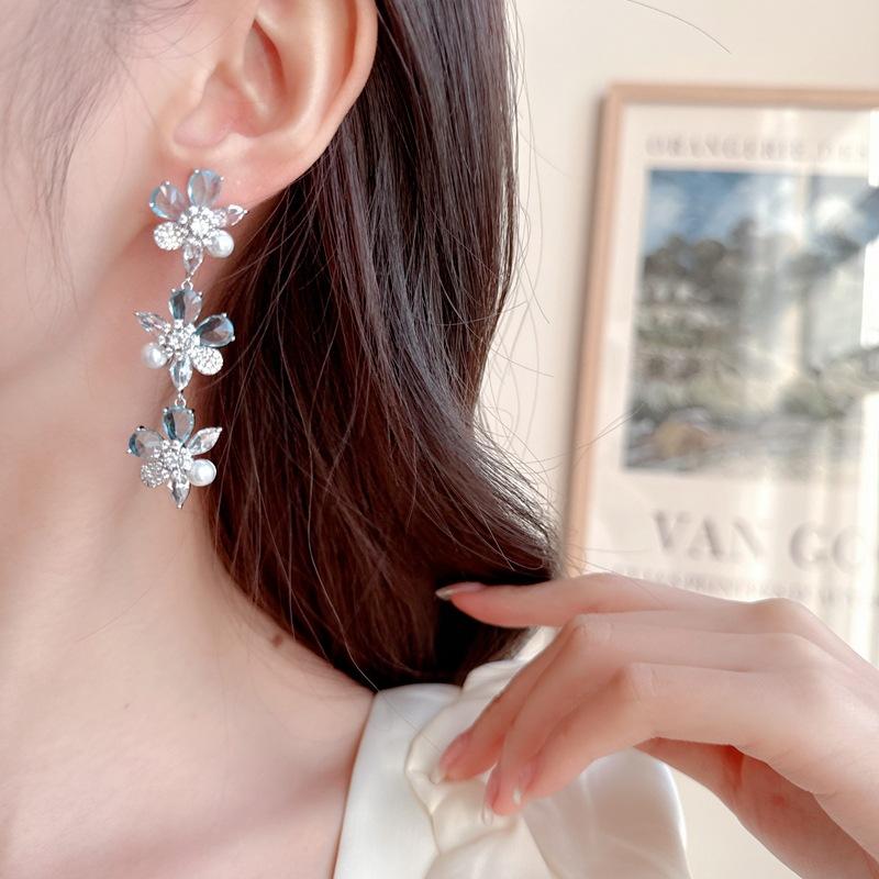 Women's Light Luxury Design Elegant Flower Imitation Pearl Long Earrings Fashionable And Versatile Niche Design Earrings