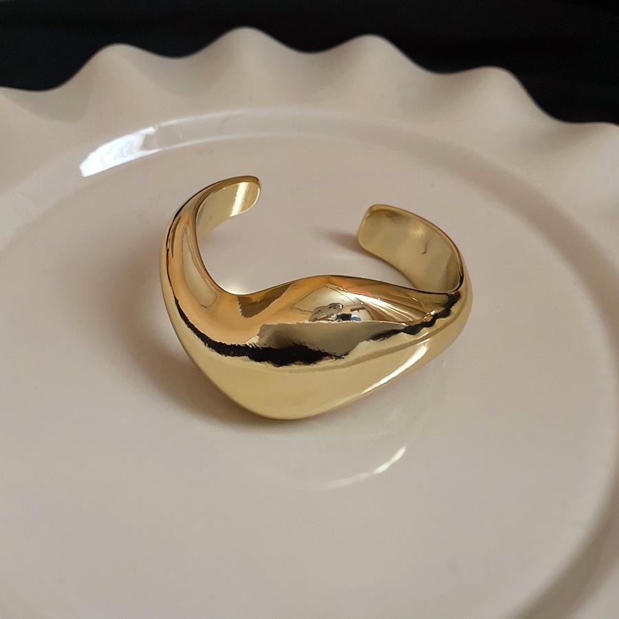 Irregular geometric smooth surface twisted opening bracelet, European and American style, unique and niche wristband, exaggerated and elegant jewelry