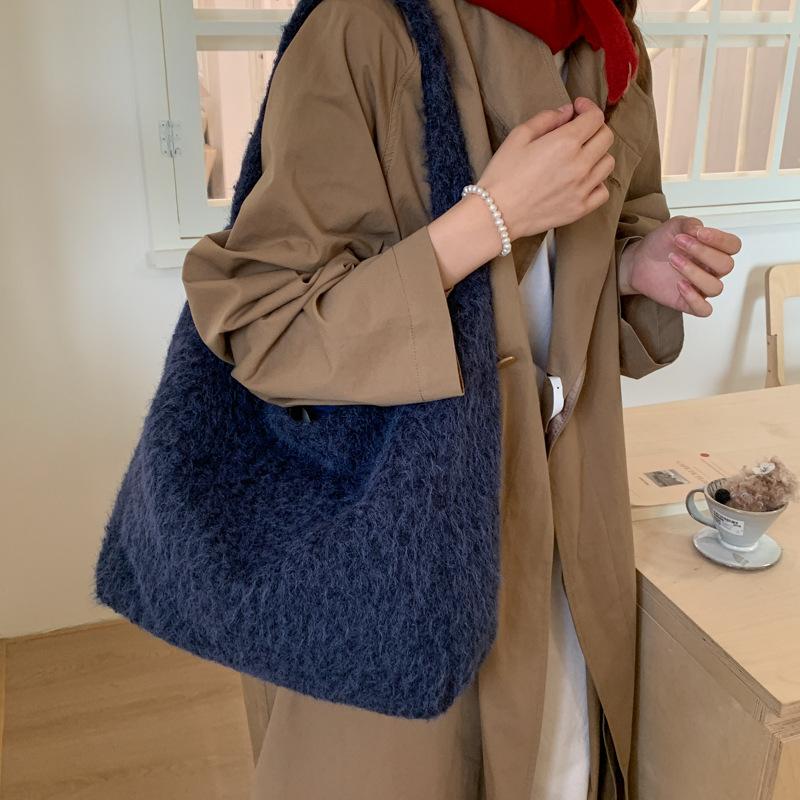 2025 new winter plush bag women's Korean version niche shoulder messenger bag large-capacity commuter woolen tote bag