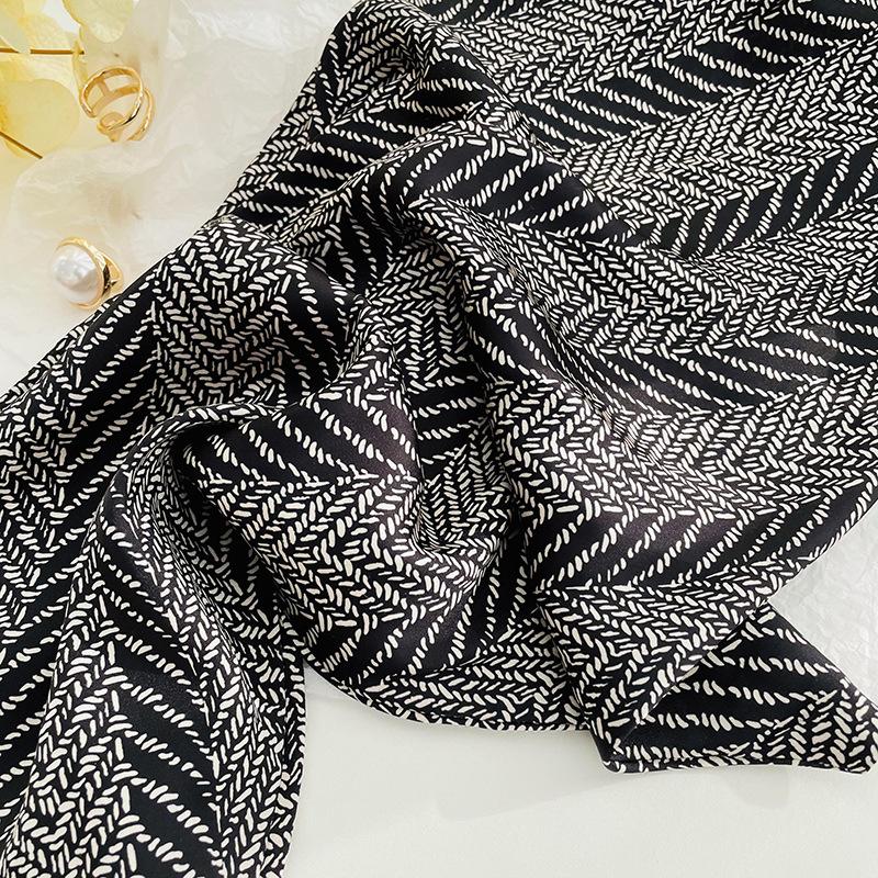 Všestranný šátek ze simulovaného hedvábí Japonský studentský ženský šátek Malá šála Roztomilý trojúhelníkový šátek Tenký