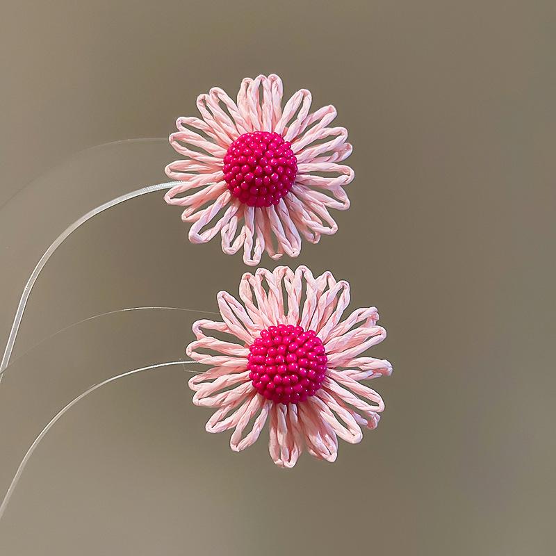 Boucles d'oreilles bohèmes roses à fleurs de perles de rocaille et pompons de perles