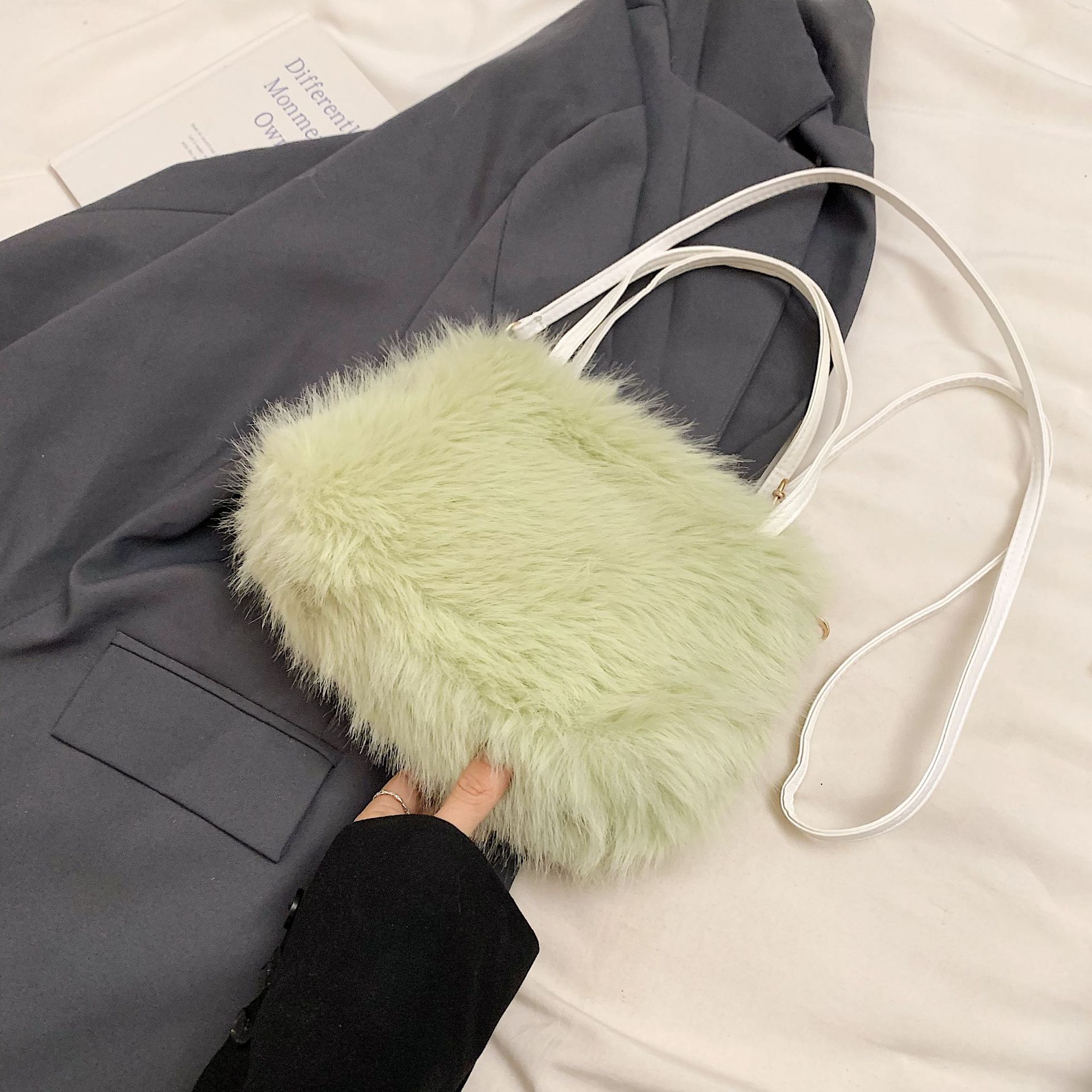 

Персоналізована портативна сумка для волосся в іноземному стилі 2024, нова мода, проста корейська версія, маленька квадратна сумка на одне плече через плече зелений