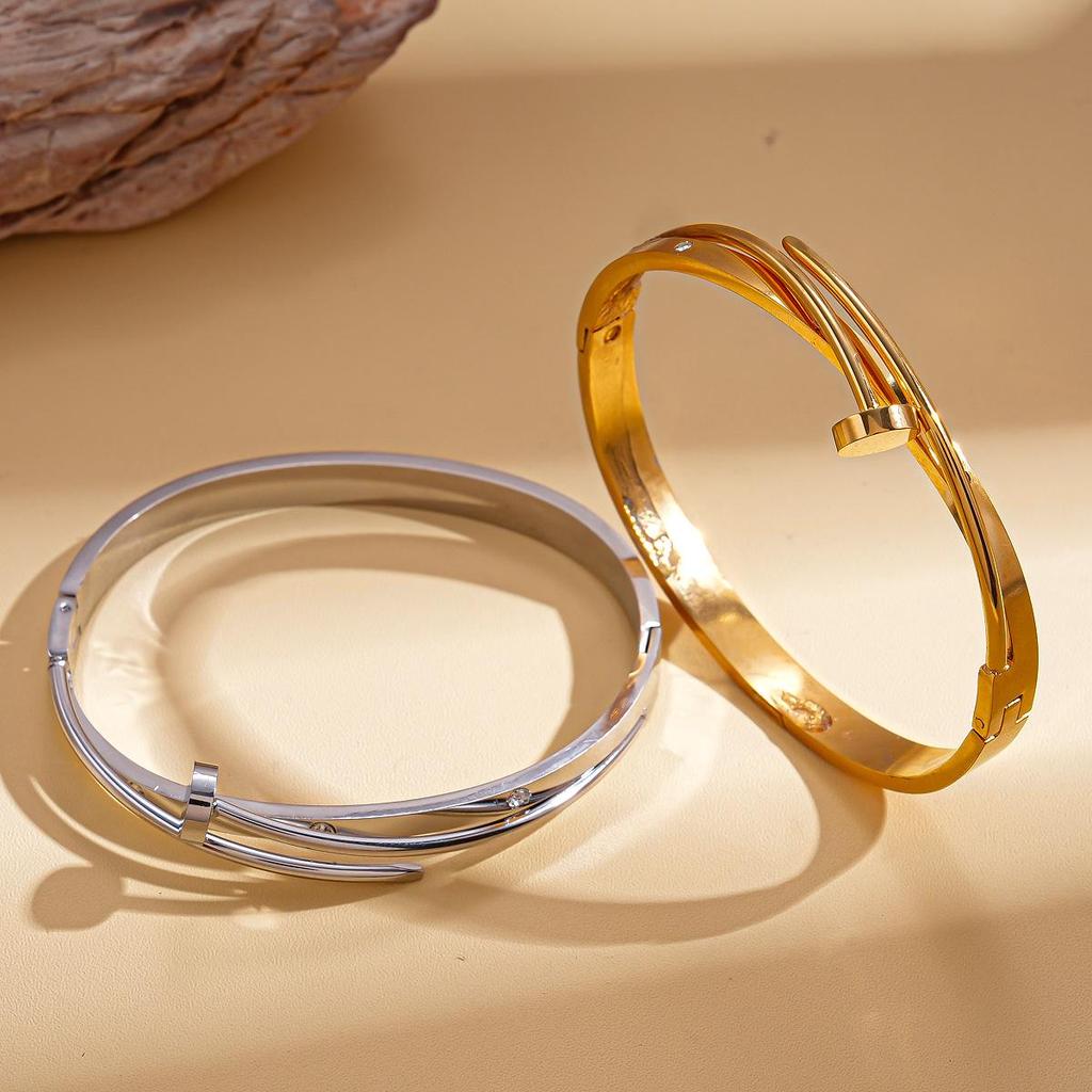 Elegant Stainless Steel Open Bangle: Simple Fashion Temperament Bracelet for Women