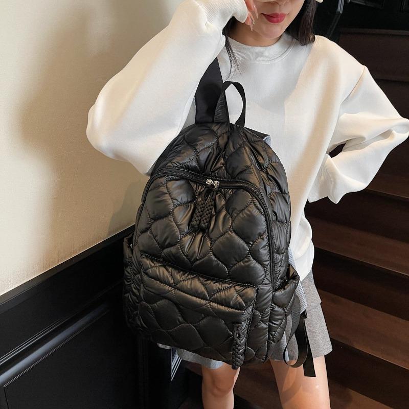 Simple Design Quilted Backpack Casual Daily Backpack for Women Lightweight Classic Style Ideal for School Travel Commute and Fashion Outfits