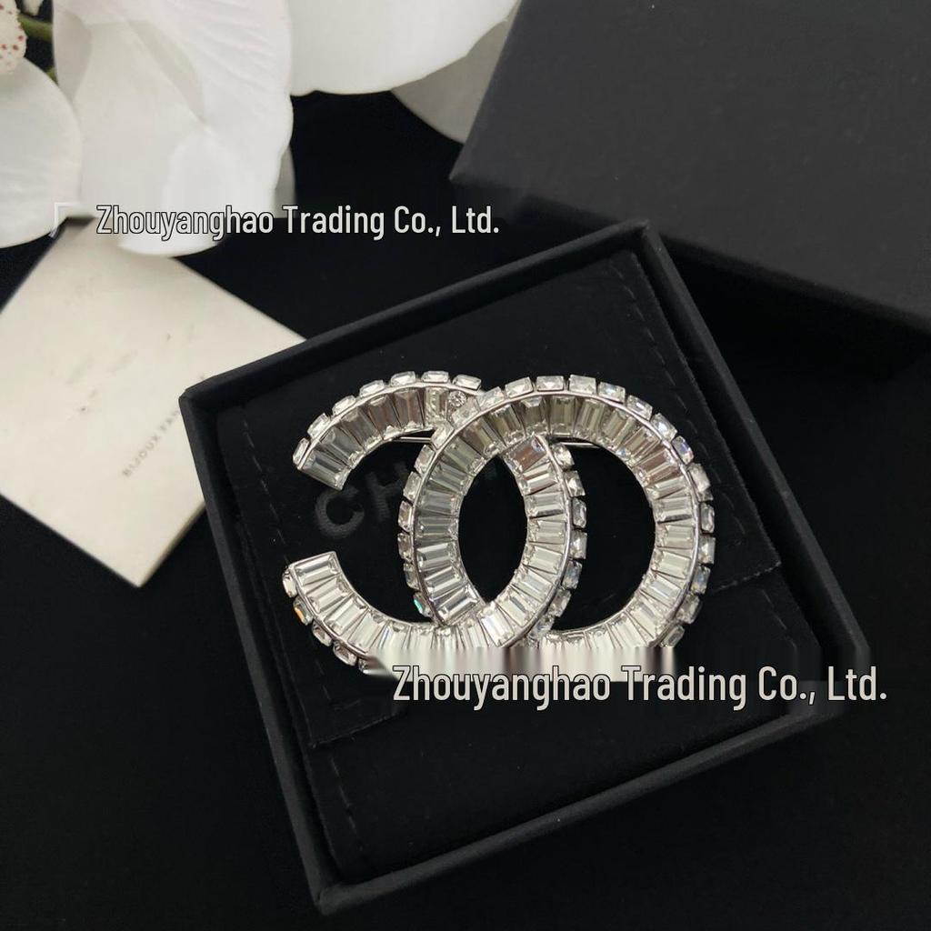 Dámský vysoce kvalitní brožový špendlík Seiko Coco Style se čtvercovým diamantem Double C