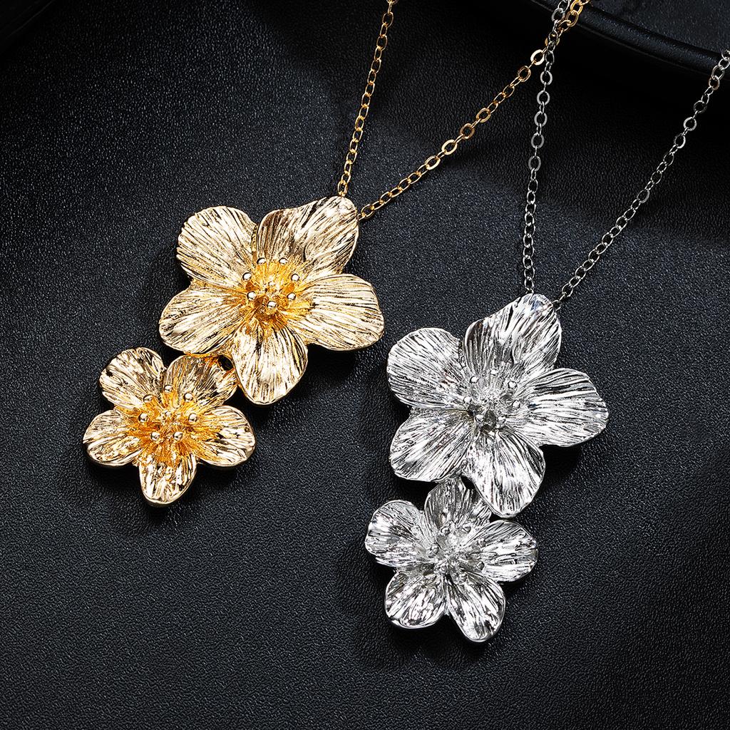 Fashionable and Minimalist Metal Pleated Flower Pendant Necklace, One-piece Flower Long Collarbone Chain Necklace
