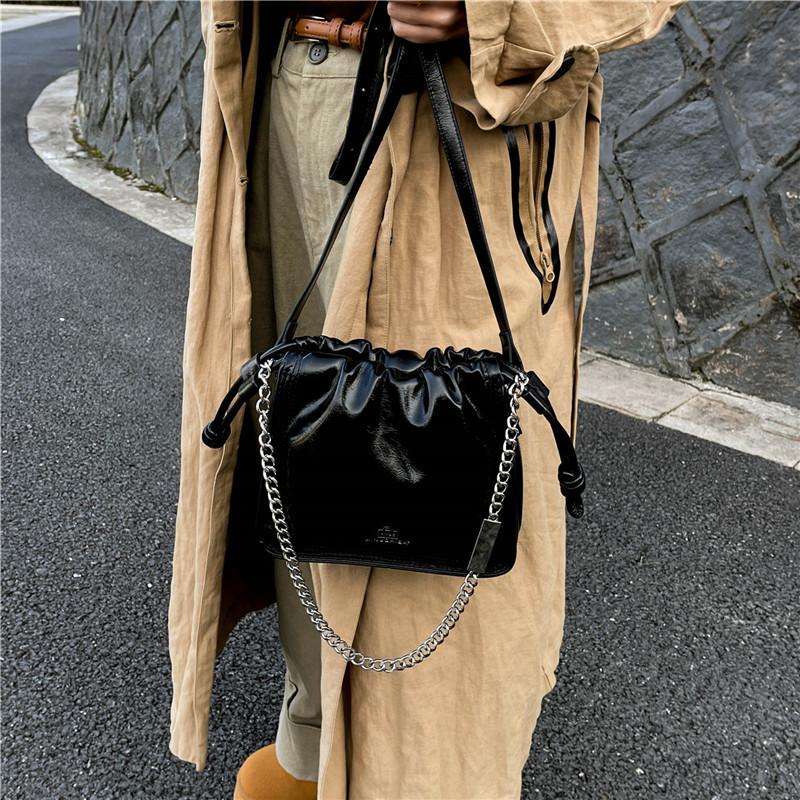 Solid color pump belt bucket bag women's winter new popular personality chain fashionable simple shoulder messenger bag