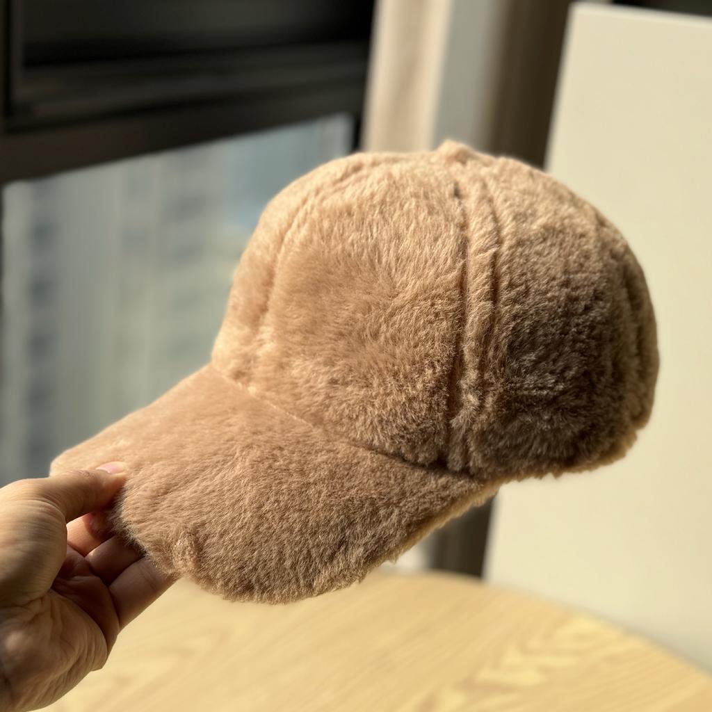 Korean-style rabbit fur baseball cap for women, warm solid color hat for autumn and winter, versatile plush cap for men, makes the face look smaller,