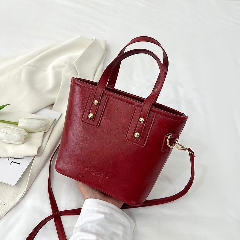 Premium sense retro small bag women s 2025 new spring and summer versatile messenger bag fashion super fire portable bucket bag красный 2593₽