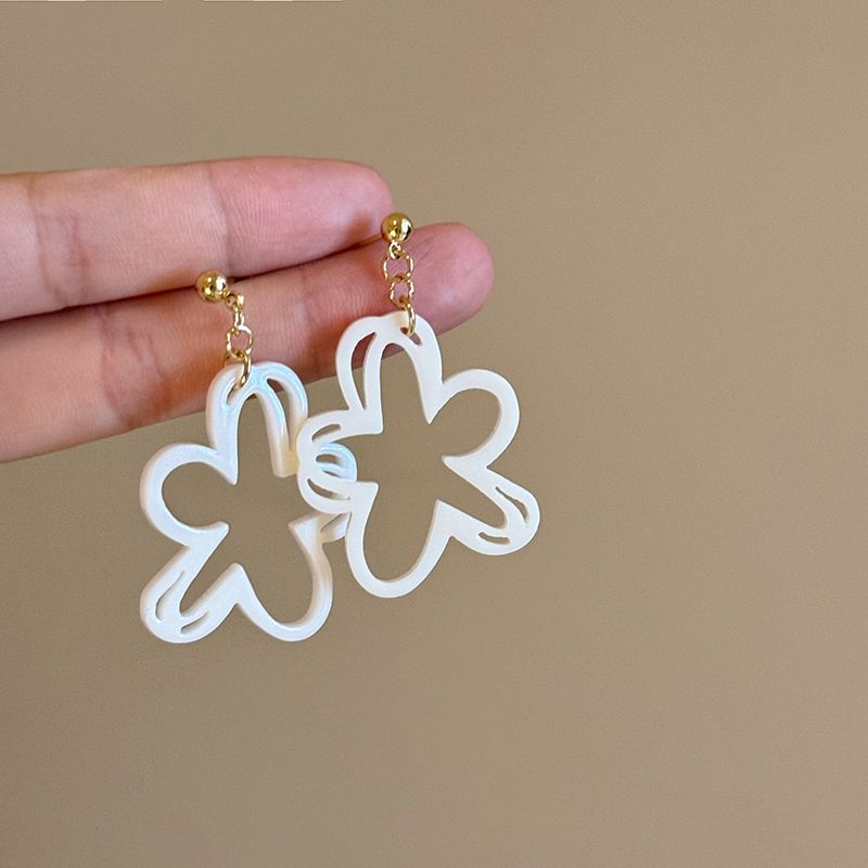 

Чжао Лусы Тот же стиль Белый Женский Приморский Красивые цветы Cut Out flower earrings-Silver Needle