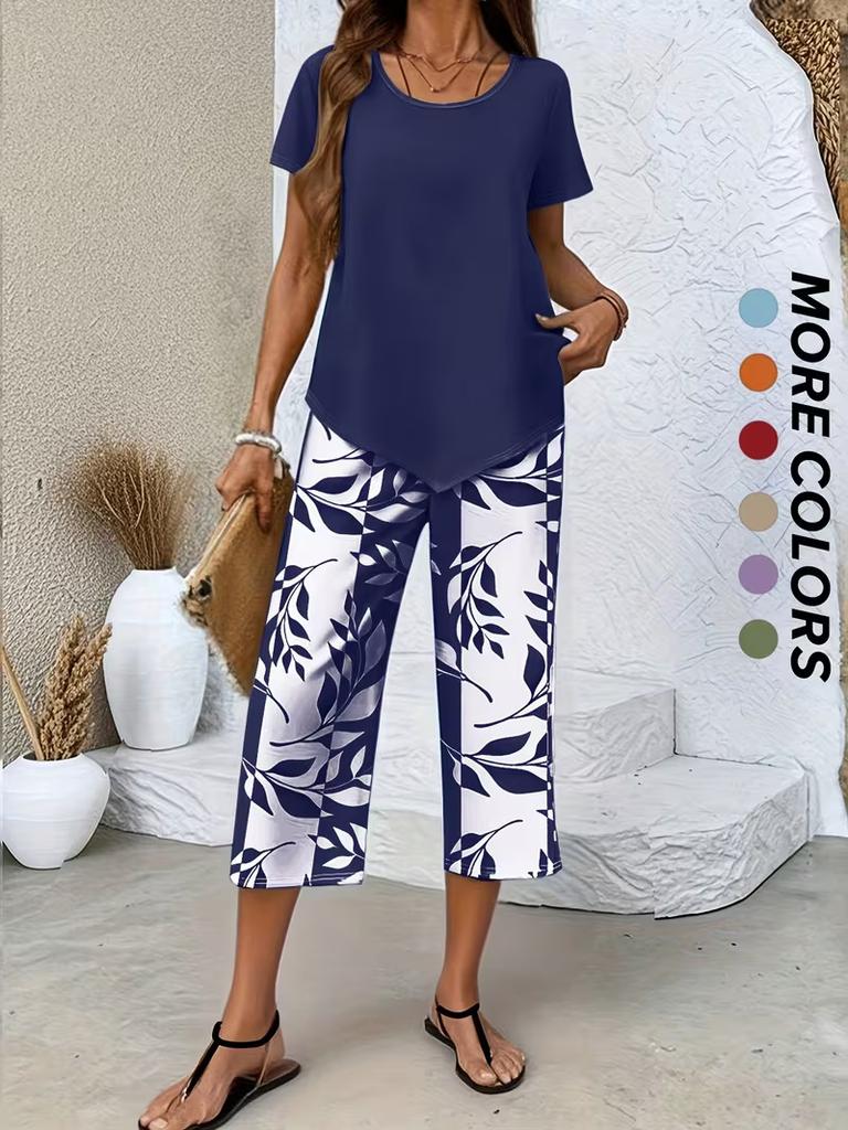 Hellblaues Zweiteiler-Set mit kurzen Ärmeln, Cropped-Top und bedruckter Hose