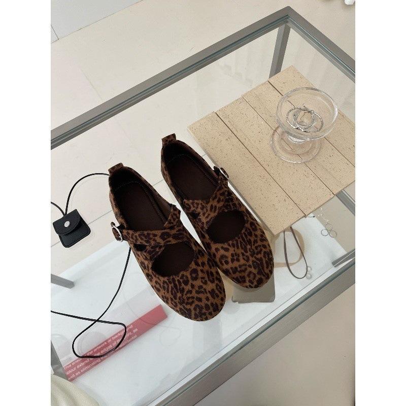 Koreanische Version von Riemchen-elastischen flachen Single-Schuhen Herbst niedriger Absatz runde Spitze Mary Jane Schuhe Mori Serie Jugendschuhe Trend