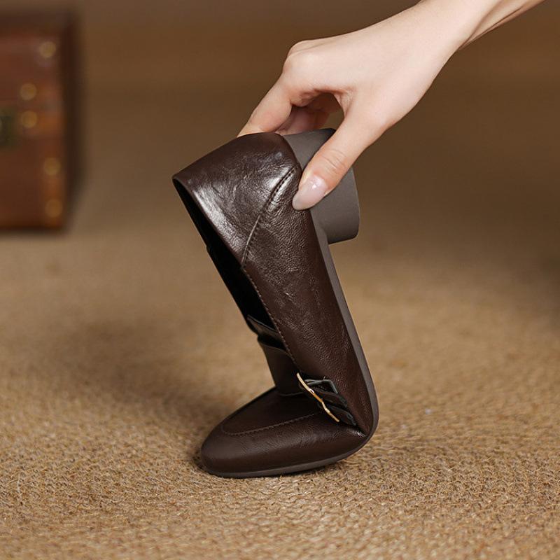 New comfortable small leather shoes, one pedal, thick-soled non-slip, medium-heeled large-size shoes, round head square heel, single shoes for all 
