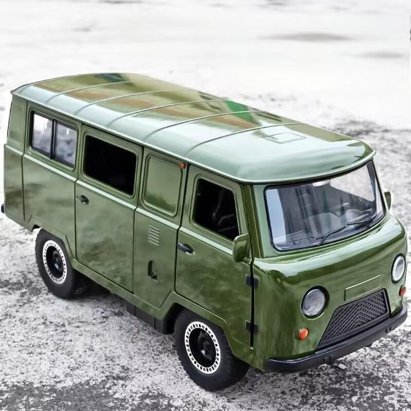 1/18 UAZ Traveler Alloy Van Car Model Diecasts Metal Off-road Vehicles Car Model Simulation Sound Light Collection Kids Toy Gift