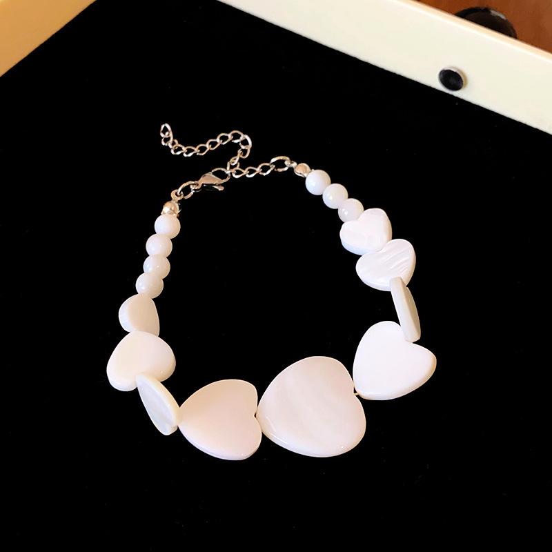 Niche irregular love splicing necklace, simple and high-end sense, personalized collarbone chain, fashionable holiday style jewelry
