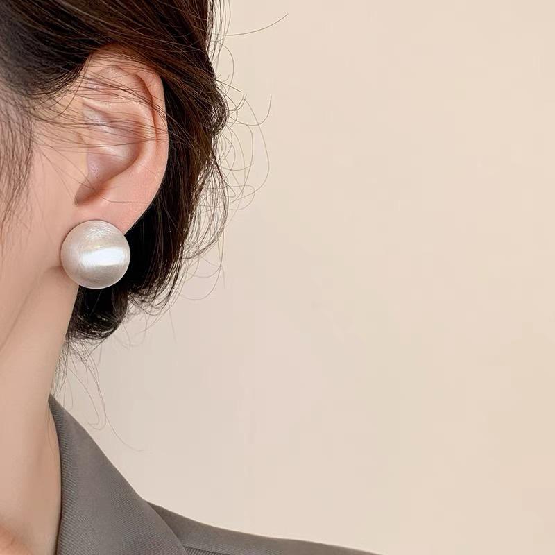 French Classic Brushed Hemisphere Stud Earrings - High-End Retro Design for Women, Exquisite and Versatile Fashion Accessory