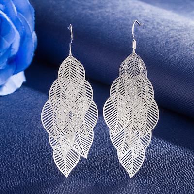 Orecchini placcati in argento di nuova concezione Orecchini in argento S925 Orecchini a forma di foglia pendenti luminosi, squisiti e popolari in stile coreano